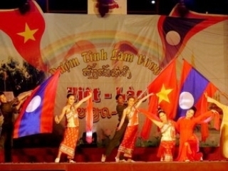 Le troisième Festival d amitié du peuple Vietnam-Laos